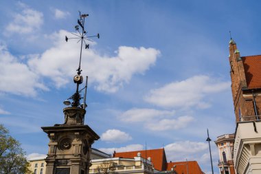 Wroclaw 'da arka planda gökyüzü olan eski değirmenin düşük açılı görünümü