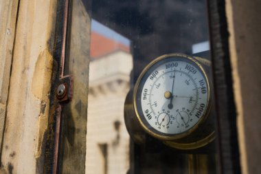 Wroclaw kentsel caddedeki eski barometre