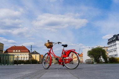 Wroclaw 'daki şehir caddesinde bisiklet.
