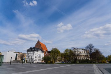 Wroclaw 'da arka planda bulutlu gökyüzü olan meydan ve binalar