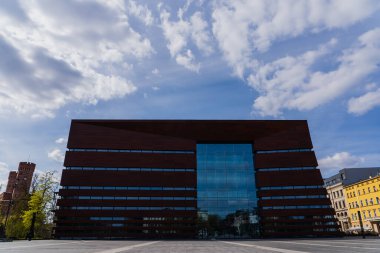 Wroclaw 'daki şehir caddesinde siyah cepheli bina