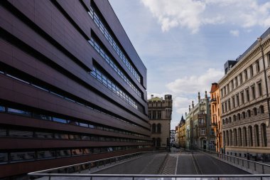 Wroclaw 'daki kentsel caddede eski ve modern binalar