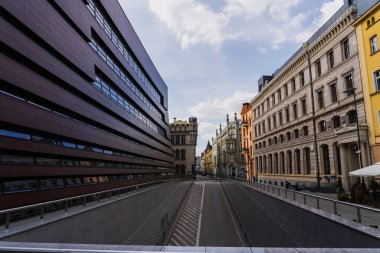 Wroclaw arka planında bulutlu gökyüzü olan binalar ve yollar