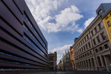 Wroclaw 'da gökyüzünde binalar ve bulutlar