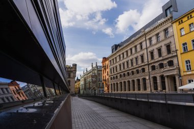 Wroclaw kentsel caddede yürüyüş yolu