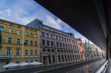 Wroclaw 'daki şehir caddesinde binalar ve bulutlu gökyüzü