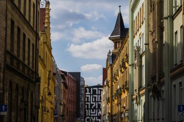 Wroclaw 'da arka planda eski cepheleri ve gökyüzü olan binalar