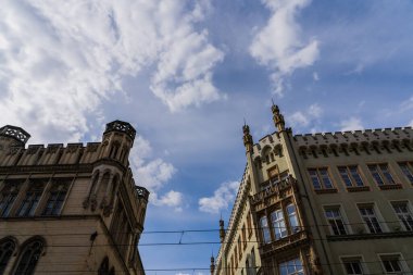 Wroclaw 'da arka plandaki eski binaların ve gökyüzünün düşük açılı görüntüsü