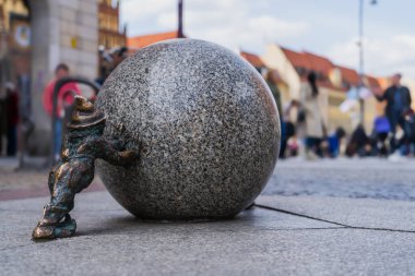 WROCLAW, POLAND - 18 Nisan 2022: Şehir caddesinde cüce heykeli 