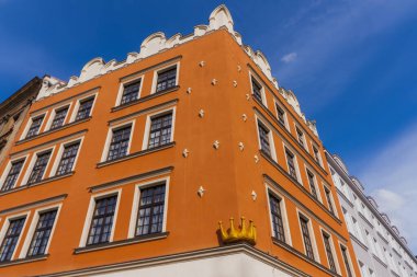 Wroclaw 'daki şehir sokağındaki binanın alçak açılı görüntüsü