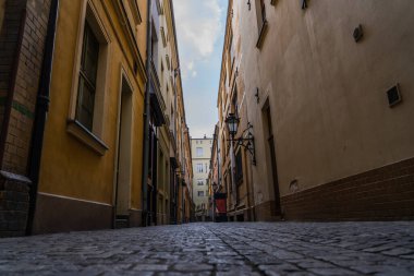 Wroclaw 'da arka planda dar sokaktaki ve gökyüzündeki binaların yüzey seviyesi