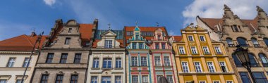 Wroclaw 'daki Pazar Meydanı' ndaki eski binaların alçak açılı görüntüsü, pankart 