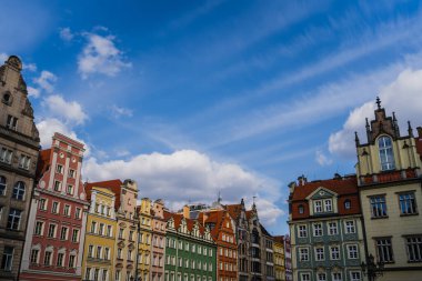 Pazar Meydanı 'nın eski binalarının manzarası ve Wroclaw' daki bulutlu gökyüzü