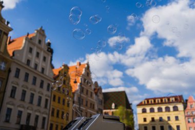 Wroclaw 'daki bulanık Pazar Meydanı' nda sabun baloncuklarının düşük açılı görünümü