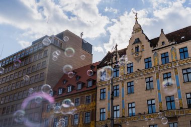 Wroclaw caddesinde bulanık sabun köpüklerinin ve binaların düşük açılı görüntüsü
