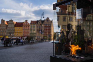 Wroclaw kentsel caddedeki cam kutuda yangın