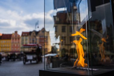 Wroclaw kentsel caddedeki şeffaf kutuda yangın