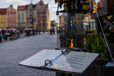 Wroclaw kentsel caddedeki restoran menüsü