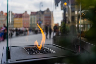 Wroclaw 'daki bulanık sokakta cam kutudaki yangını kapat.