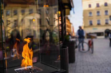 Wroclaw 'daki bulanık şehir caddesinde cam kutuda yangın