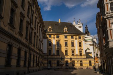 Wroclaw 'daki şehir sokağında güneş ışığı olan eski binalar