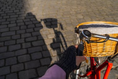 Wroclaw 'daki şehir caddesinde bisiklet süren kadın manzarası