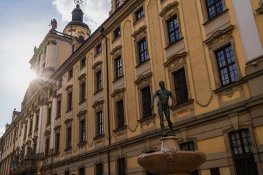 WROCLAW, POLAND - 18 Nisan 2022: Eskrim Çeşmesi üzerindeki heykel 