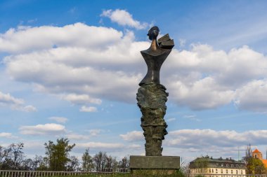 WROCLAW, POLAND - 18 Nisan 2022: Kentsel Sokak 'ta Sel Mağdurları İçin Bronz Anıt