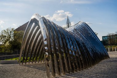 WROCLAW, POLAND - 18 Nisan 2022: Sokaktaki modern Nawa heykeli