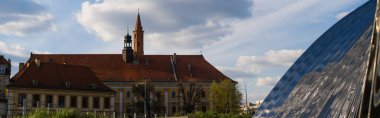Wroclaw kentsel caddedeki Nawa kemerinin görüntüsü, pankart 