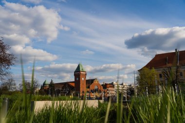 Wroclaw 'da arka planda bulutlu gökyüzü olan şehir caddesindeki Pazar Salonu