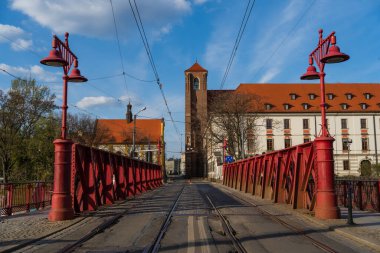 Wroclaw 'daki şehir caddesinde fenerli köprü 