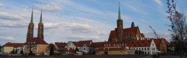 Wroclaw 'daki Ostrow Tumski' deki eski binalar, pankart 