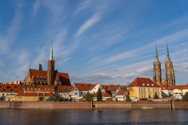 Ostrow Tumski 'deki antik binalar gündüz Wroclaw' da