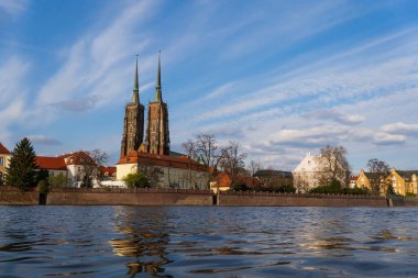 Ostrow Tumski 'deki Aziz John Baptist Katedrali ve Wroclaw' daki nehir.