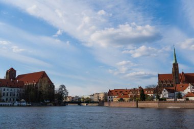 Wroclaw 'daki Ostrow Tumski nehrinin üzerindeki köprü.