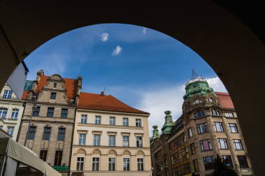 Pazar Meydanı 'nda Wroclaw' da arka planda mavi gökyüzü olan binalar