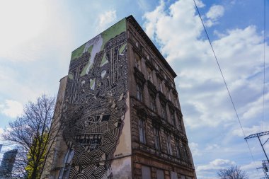 WROCLAW, POLAND - 18 Nisan 2022: Caddedeki eski binanın alçak açılı görüntüsü 