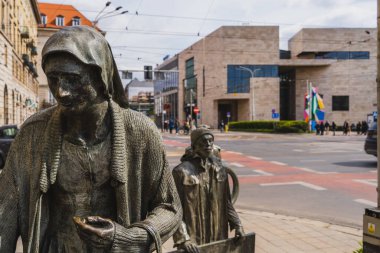 WROCLAW, POLAND - 18 Nisan 2022: Şehir caddesinde Anonim Yayalar Anıtı 