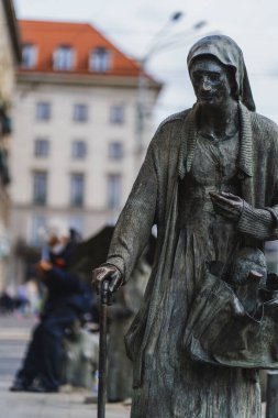 WROCLAW, POLAND - 18 Nisan 2022: Kentsel caddede Bronz Anonim Yayalar Anıtı 