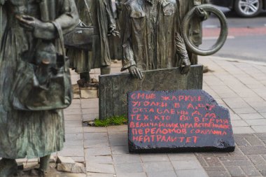 WROCLAW, POLAND - 18 Nisan 2022: Anonymous Pedestrians Anonim Yayalar Anıtı yakınında imzalı tabela 