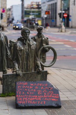 WROCLAW, POLAND - 18 Nisan 2022: Şehir caddesinde Anonim Yayaların heykeli yakınındaki tabela 
