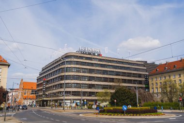 WROCLAW, POLAND - 18 Nisan 2022: Kentsel caddedeki Renoma Alışveriş Merkezi 