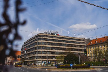 WROCLAW, POLAND - 18 Nisan 2022: Kentsel cadde yakınlarındaki Renoma alışveriş merkezi 