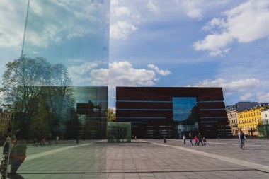 WROCLAW, POLAND - 18 Nisan 2022: Arka planda bulutlu gökyüzü olan Ulusal Müzik Forumu 