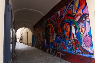 WROCLAW, POLAND - 18 Nisan 2022: Şehir caddesindeki binanın kemerinde grafiti 