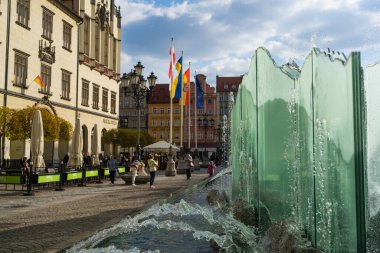 WROCLAW, POLAND - 18 Nisan 2022: Gündüz vakti şehir sokağındaki çeşme 