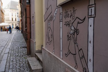 WROCLAW, POLAND - 18 Nisan 2022: Şehir caddesindeki binanın ön cephesine grafiti 
