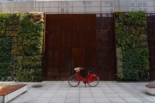 Велосипед Біля Паркану Штанами Міській Вулиці Вроцлава — стокове фото