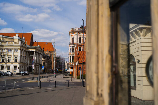 Здания и пешеходный переход по городской улице во Вроцлаве